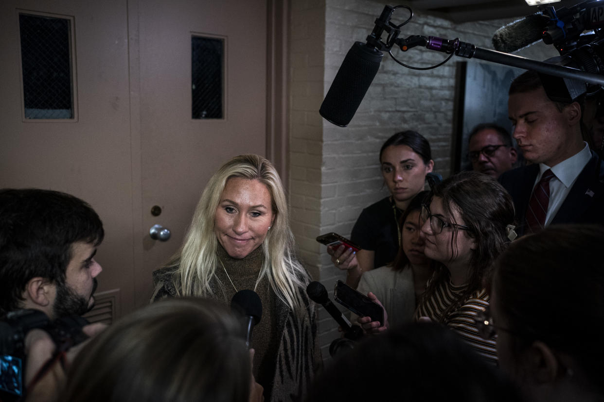 La representante Marjorie Taylor Greene, republicana de Georgia, quien afirmó que no pretende votar por el líder de la mayoría republicana, el representante de Luisiana Steve Scalise, en su nominación para la presidencia de la Cámara de Representantes, conversa con reporteros en Capitol Hill en Washington, el 12 de octubre de 2023. (Haiyun Jiang/The New York Times).