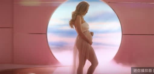 凱蒂佩芮透過新歌ＭＶ宣布懷孕。（圖／翻攝自YouTube）