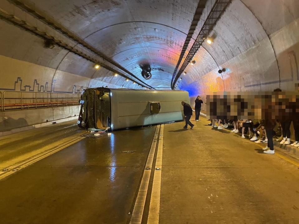 康橋國際中學校車今晚行經台北市文山區信義快速道路文山隧道時，疑似打滑翻覆，造成至少17人輕傷。（翻攝自記者爆料網）