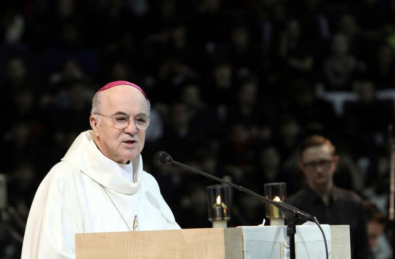 Viganò tuvo que presentarse en el Vaticano para recibir la acusación