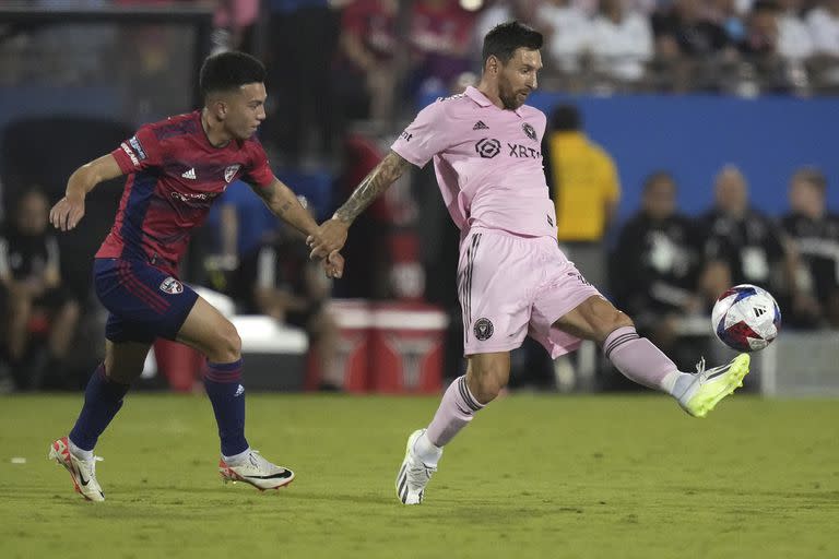 Duelo argentino, de estrategos, y de talentos: Lionel Messi domina la pelota ante Alan Velasco