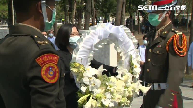  蔡英文赴高雄二二八和平公園，向受難者獻花致意。（圖／翻攝自蔡英文臉書）