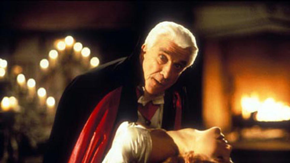 Leslie Nielsen als der berühmte Vampir Dracula