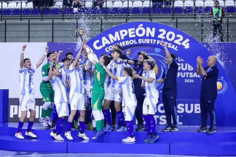 Los chicos del Sub 17 del futsal alzan la copa tras la obtención del Sudamericano de Paraguay