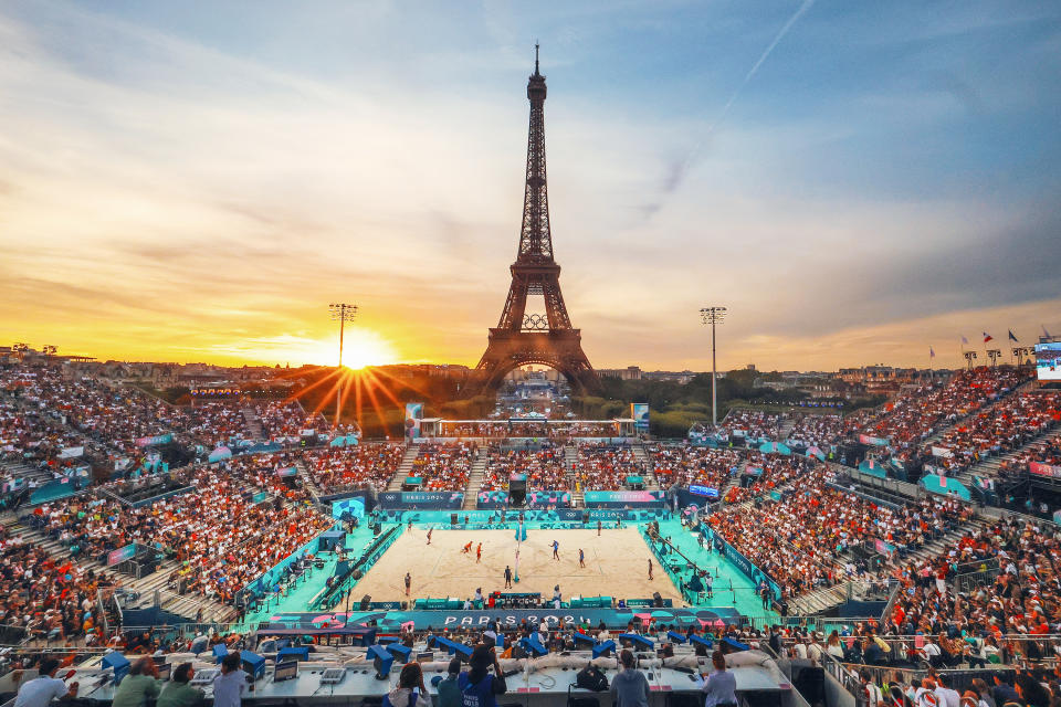 Pemandangan umum menara Eiffel saat matahari terbenam selama pertandingan Babak 16 Besar Putra antara Tim Brasil dan Belanda pada hari kesembilan Olimpiade Paris 2024 pada tanggal 04 Agustus 2024 di Paris, Prancis. (Foto oleh Elsa/Getty Images)