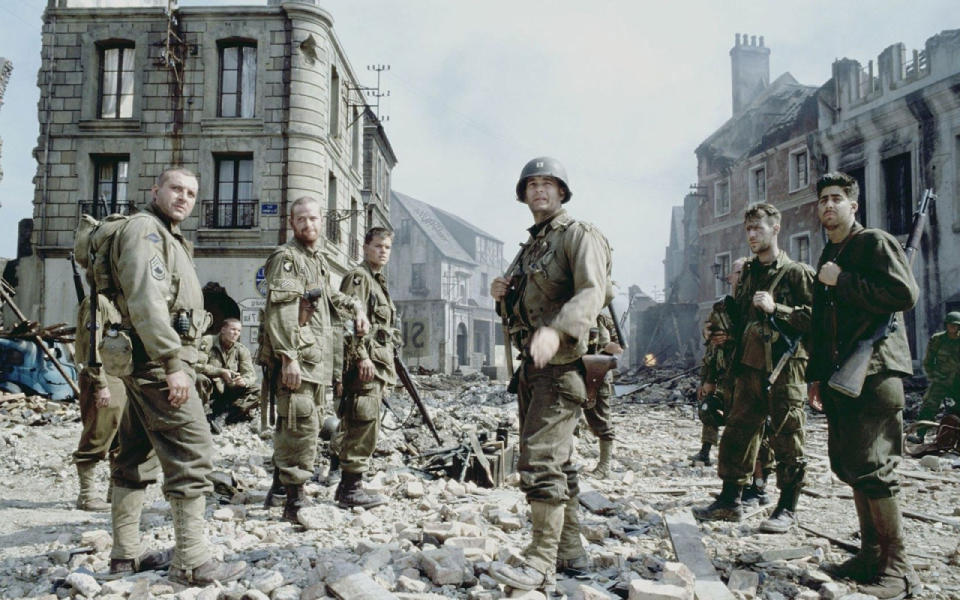 Saving Private Ryan (1998): Steven Spielberg es otro de los realizadores más importantes de la historia que decidió meterse en el mundo bélico al retratar esta historia basada en lo que ocurrió en la vida real con los hermanos Niland ambientada en la Segunda Guerra Mundial.