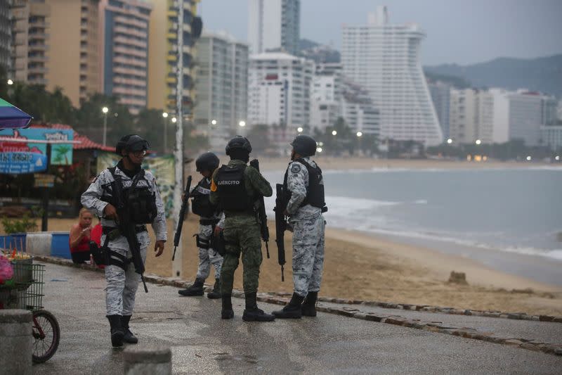 Imagen de archivo. Miembros de las fuerzas federales mexicanas en una playa mientras el huracán Otis avanza hacia Acapulco.