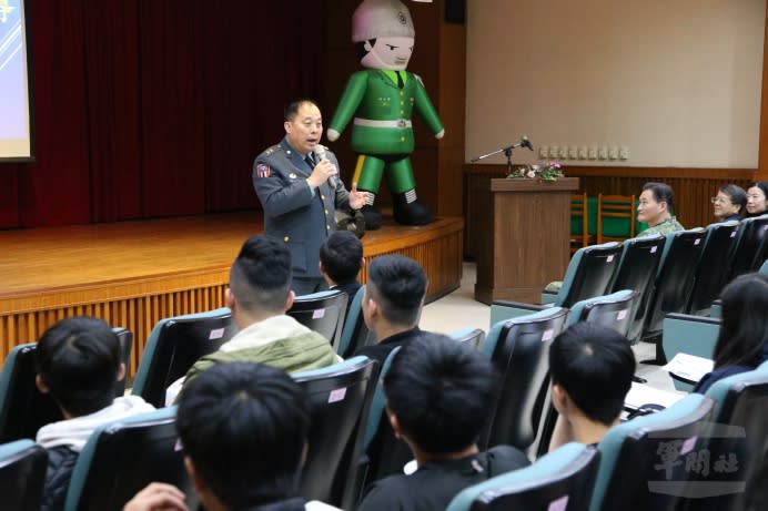 陸軍6軍團指揮官徐中將12日在明新科技大學分享從軍心得，希望青年學子踴躍從軍。（軍聞社記者莊家宏攝）