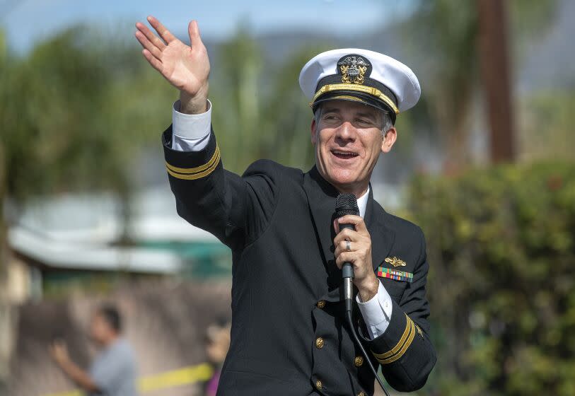 SAN FERNANDO, CA-NOVEMBER 11, 2022: Los Angeles Mayor Eric Garcetti waves to people in the crowd while participating in the 19th annual San Fernando Valley Veterans Day Parade on Laurel Canyon Blvd in San Fernando. A new mayor will be sworn in on December 12, 2022. (Mel Melcon / Los Angeles Times)