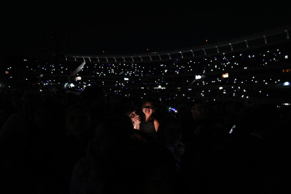Fans en el concierto de la cantante argentina y antigua YouTuber María Becerra en el estadio River Plate en Buenos Aires, Argentina, el viernes 22 de marzo de 2024. (Foto AP/Natacha Pisarenko)