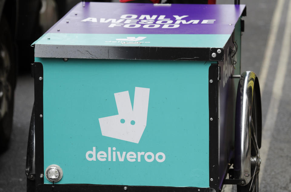 ARCHIVO - Foto de archivo, 11 de julio de 2017, del logo de Deliveroo en una bicicleta en Londres. Amazon se ha convertido en el mayor inversionista en Deliveroo, informó la empresa de entrega de comidas a domicilio el viernes 17 de mayo de 2019. (AP Foto/Frank Augstein, file)