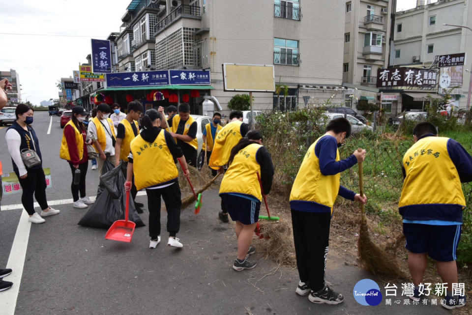 嘉義縣警局今(14)日特別由少年警察隊員警及少輔會輔導員，帶領青少年學員進行社區掃街淨道／陳致愷翻攝