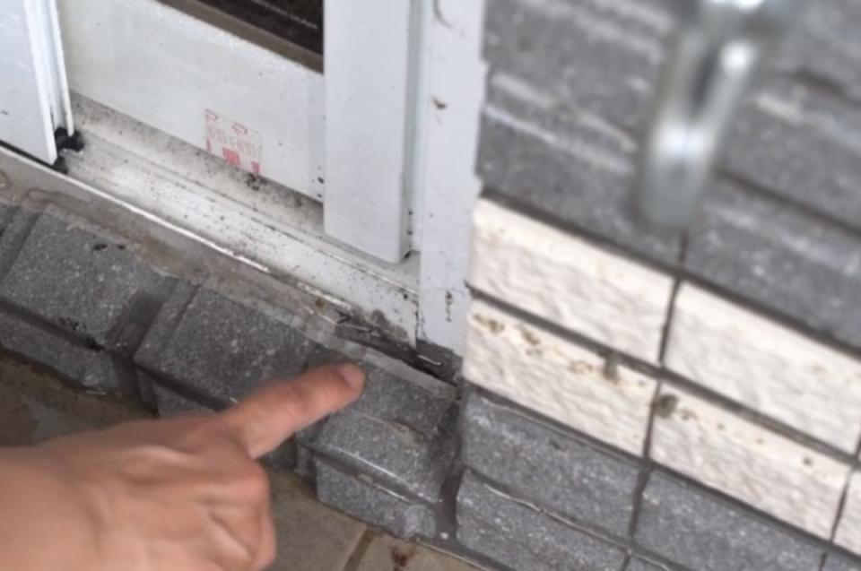 檢驗陽台時，需檢查落地窗周邊磁磚是否留有排除積水的斜度。