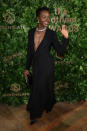 <p>Da hat sie gut lachen: "Black Panther: Wakanda forever"-Star Lupita Nyong'o überzeugt im schwarzen Abendkleid mit Brillanten im tiefen Dekolletée.</p> 