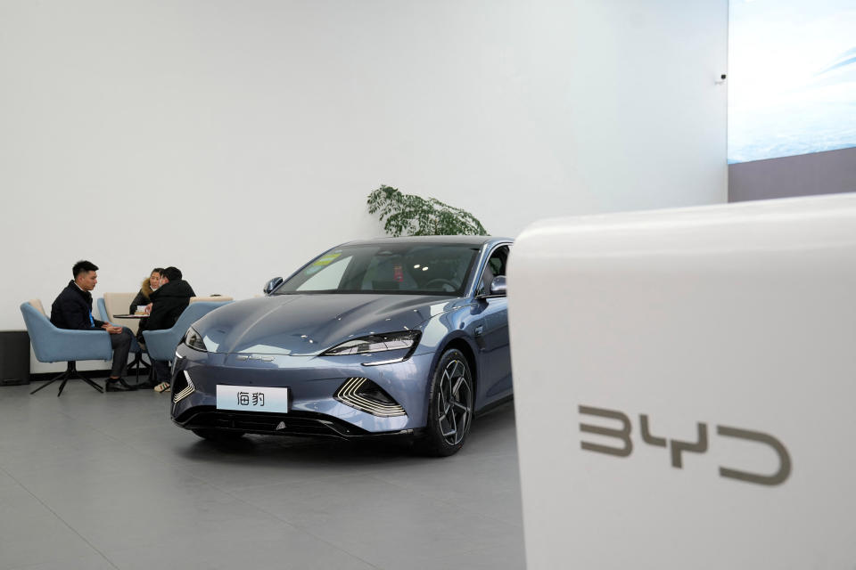 Un coche de la marca china BYD en un concesionario de Shanghai, China. Foto:  REUTERS/Aly Song