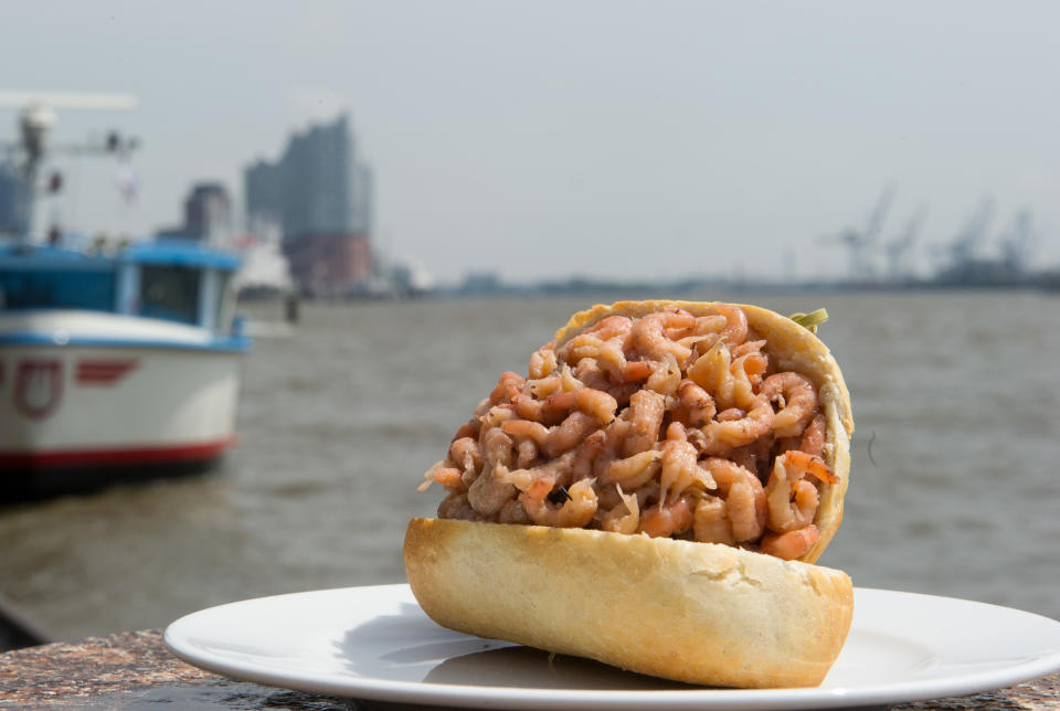 <p>Auch Krabbenliebhaber mussten deutlich tiefer in die Tasche greifen als früher. In vielen Imbissbuden kostete der Snack Mitte des Jahres 11,50 Euro! Grund für die explodierenden Preise sind die geringen Fänge. Doch im September 2017 folgte Entwarnung. Nach einem schlechten Jahr und sehr hohen Preisen für Nordsee-Krabben sind die Fänge in diesem Herbst wieder besser geworden und die Preise sinken. Das teilte der Verband der Deutschen Kutter- und Küstenfischer in Hamburg der deutschen Presseagentur mit. (Bild: dpa) </p>