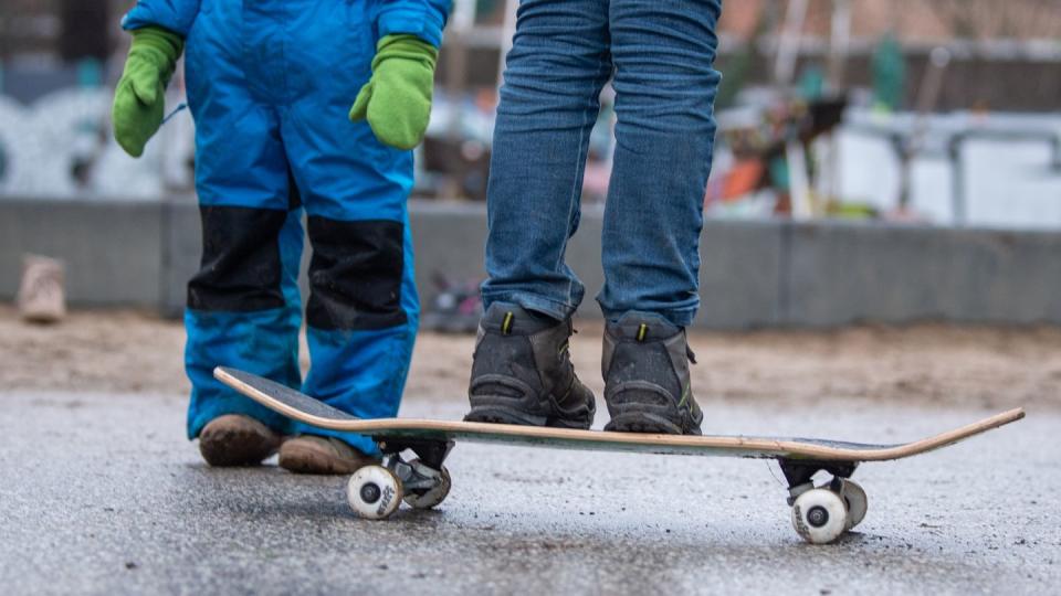 Die Lebensqualität von Kindern habe sich in der Corona-Krise weiter verschlechtert, resümieren die Forscher. Besonders betroffen seien Kinder aus sozial schwachen Verhältnissen und mit Migrationshintergrund.