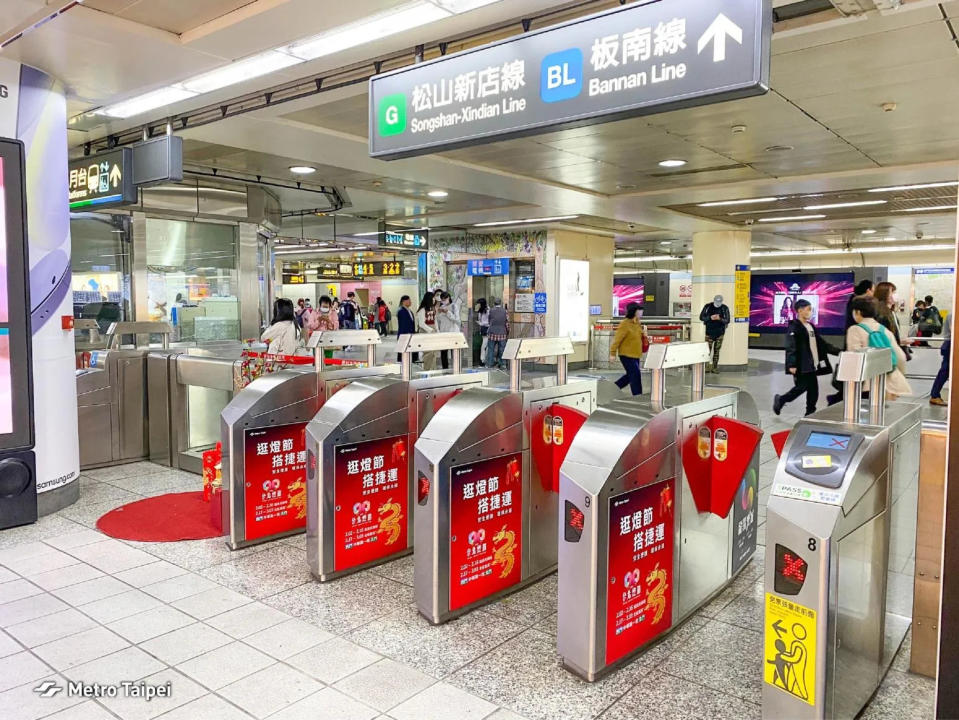 <strong>目前使用悠遊卡進出捷運、搭乘大眾運輸工具等，都還是以實體票卡為主。（示意圖／翻攝自Facebook@台北捷運 Metro Taipei）</strong>