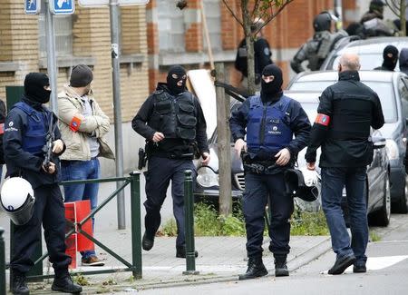 Belgian police stage a raid, in search of suspected muslim fundamentalists linked to the deadly attacks in Paris, in the Brussels suburb of Molenbeek, November 16. 2015. REUTERS/Yves Herman