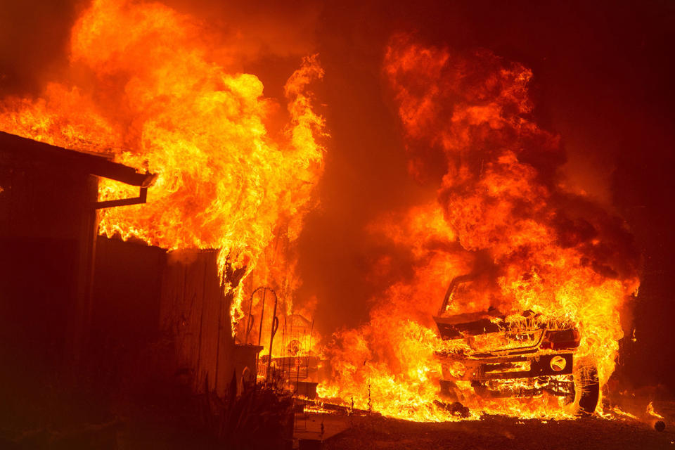 (FOTOS) Avance aterrador del fuego en California