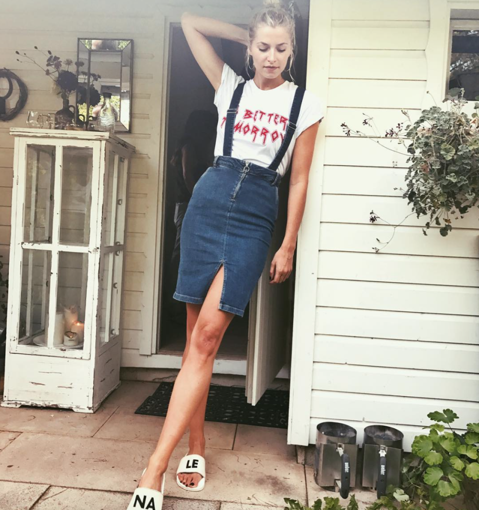 <p>Lena Gercke beweist einmal mehr, dass sie den Style gepachtet hat! Im lässigen Latzkleid und coolen Statement-Schlappen bringt sie ihre Fans auf Instagram zum Schwärmen. (Bild: Instagram/Lenagercke) </p>