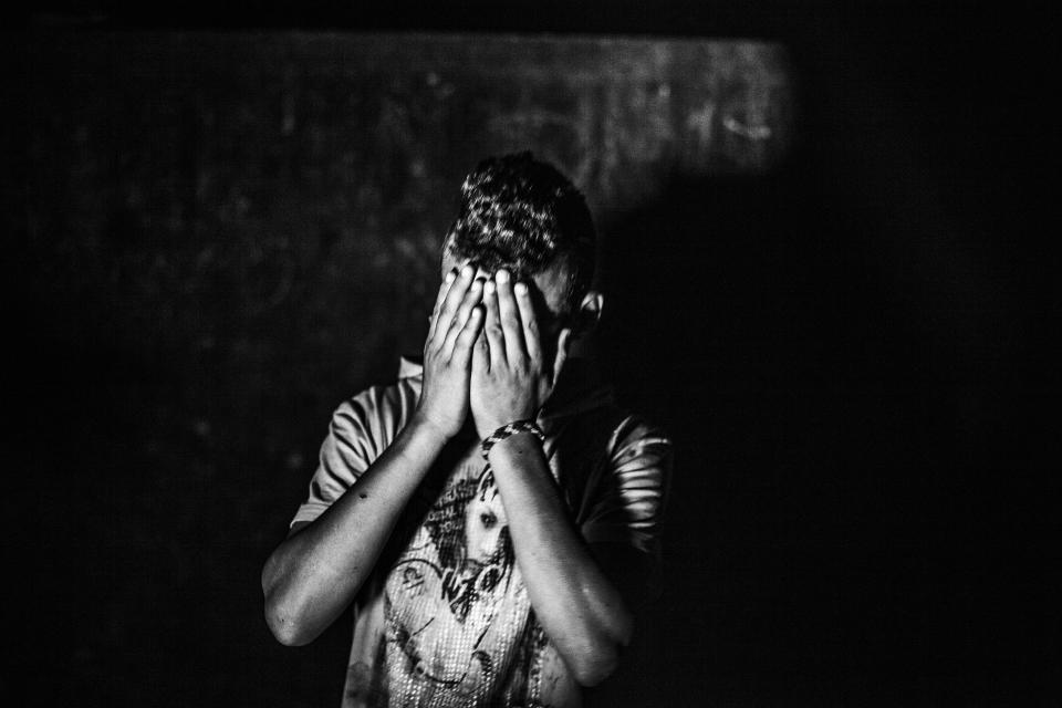 A Moroccan boy covers his face under a bridge near the shelter for immigrants in Melilla in 2014. (Photo: José Colón/MeMo for Yahoo News)