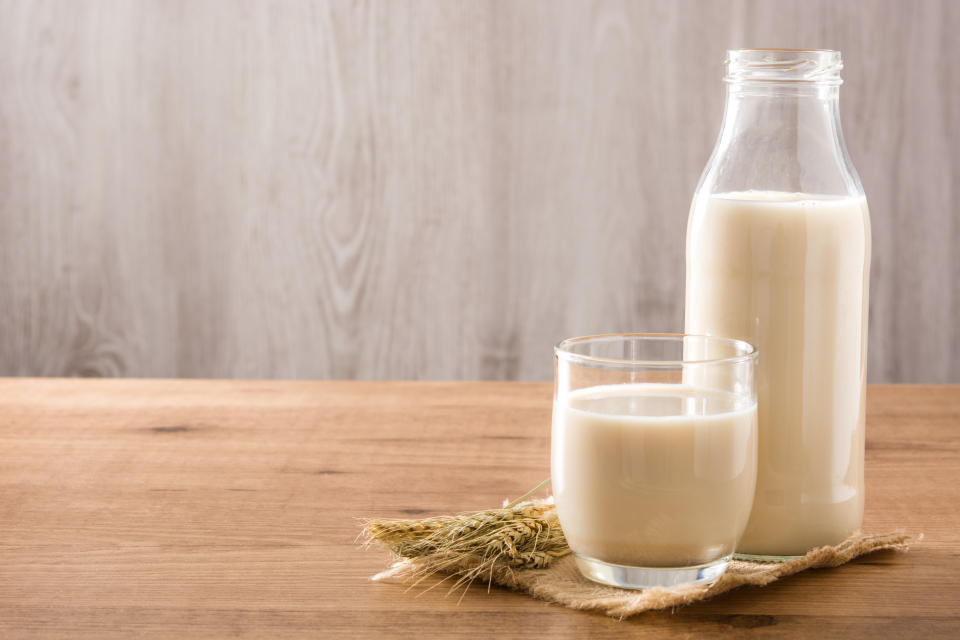 Muchas veces la leche de marca viene del mismo lugar que la del supermercado, así que por un precio más bajo estás comprando el mismo producto. Fíjate en la etiqueta y los ingredientes al elegir. (Foto: Getty Images).