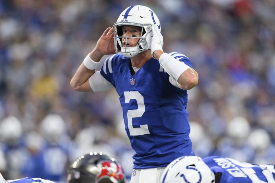 Il quarterback degli Indianapolis Colts Matt Ryan urla il gioco.