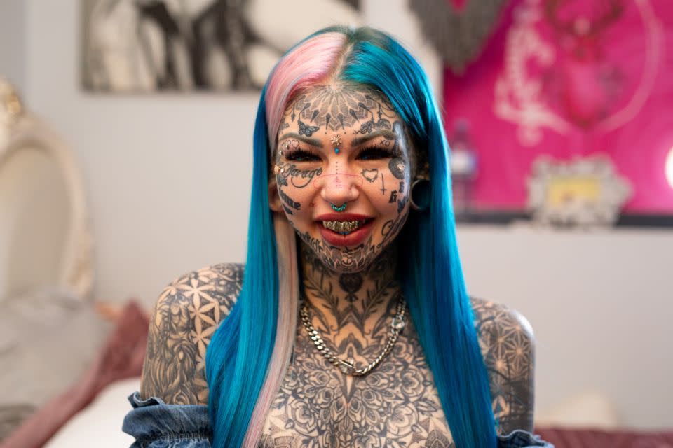 Amber Luke, de Brisbane, Australia, tiene 600 tatuajes en su rostro y cuerpo. (Joshua Maguire/Barcroft Media vía Getty Images)