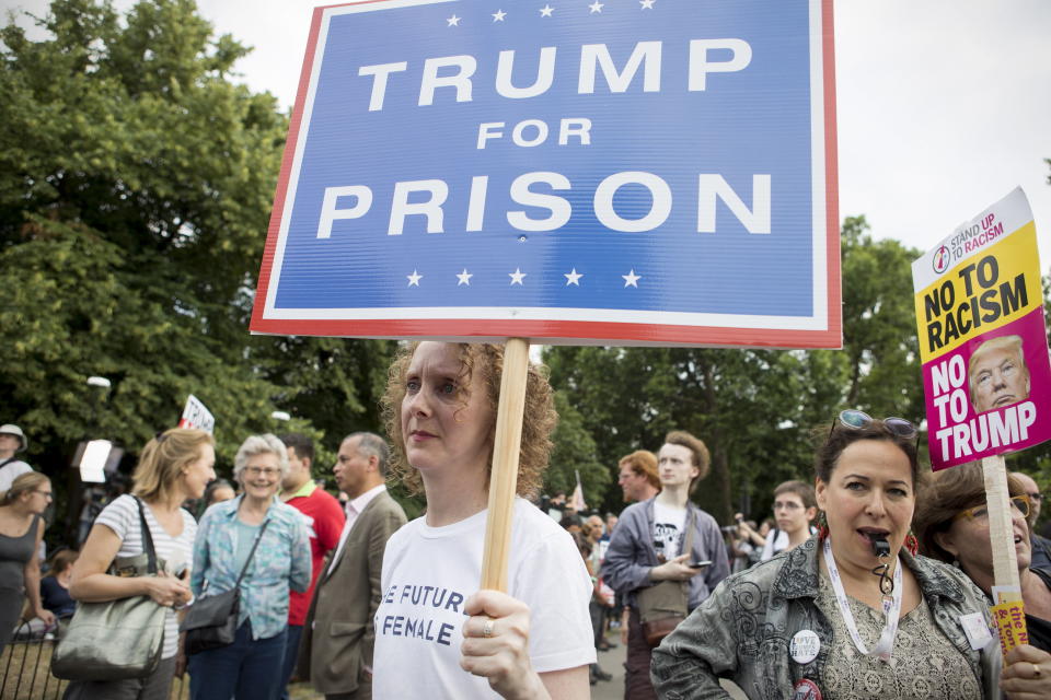 LON01. LONDRES (REINO UNIDO), 12/07/2018.- Decenas de manifestantes se reúnen frente a la residencia del embajador de los Estados Unidos en Regent’s Park, Londres (Reino Unido) hoy, jueves 12 de julio de 2018, donde el presidente estadounidense, Donald J. Trump, permanecerá la primera noche de su visita de cuatro días al país. Los manifestantes usan megáfonos, silbatos y ollas para crear ‘una pared de ruido’ como protesta en contra de la visita de Trump. La manifestación más multitudinaria tendrá lugar mañana con un recorrido por las principales vías de la capital británica bajo el lema “Stop Trump March” (Marcha para parar a Trump). EFE/STR