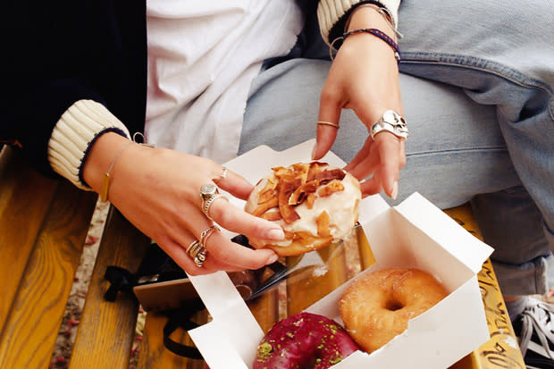 La calidad de la dieta afecta a tu salud, pero no basta con comer sano, comer más de lo que necesitas duplica el riesgo de cáncer de mama. (Foto: Getty)