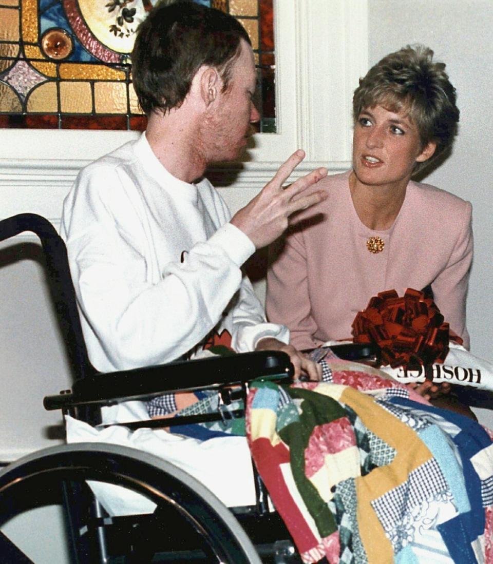 ARCHIVO- En esta fotografía del 26 de octubre de 1991 la princesa Diana habla con el paciente con sida Wayne Taylor en el hospicio para pacientes con sida Casey House en Toronto, Canadá. La princesa Diana, que era considerada tímida al saltar a la fama, se convirtió en una revolucionaria en sus años en la Casa de Windsor modernizando la monarquía como una institución más personal y cambiando la forma en la que la familia real se relacionaba con la gente. (Foto AP/Hans Deryk, archivo)