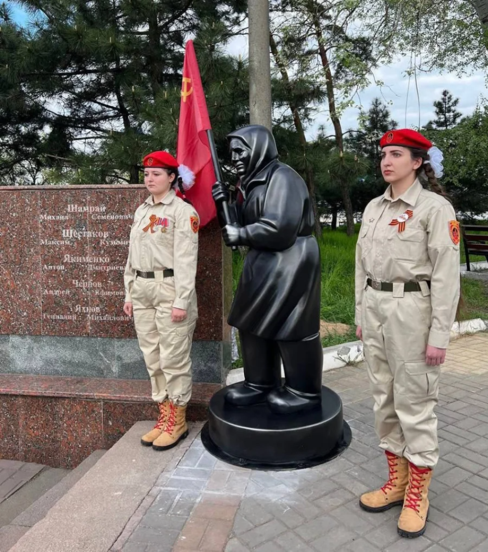 Plastic sculpture of a "grandmother with a Soviet flag" in Mariupol <span class="copyright">Petro Andriushchenko</span>