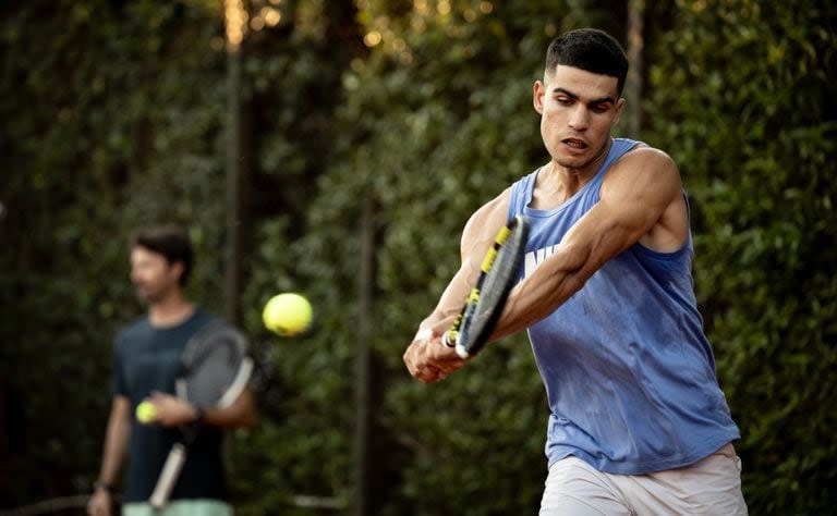 Alcaraz, entrenándose en Buenos Aires; detrás, su entrenador, Juan Carlos Ferrero 