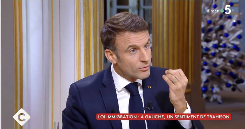 法國總統馬克宏（Emmanuel Macron）接受法國電視5台（France 5）專訪。（圖／達志／美聯社）