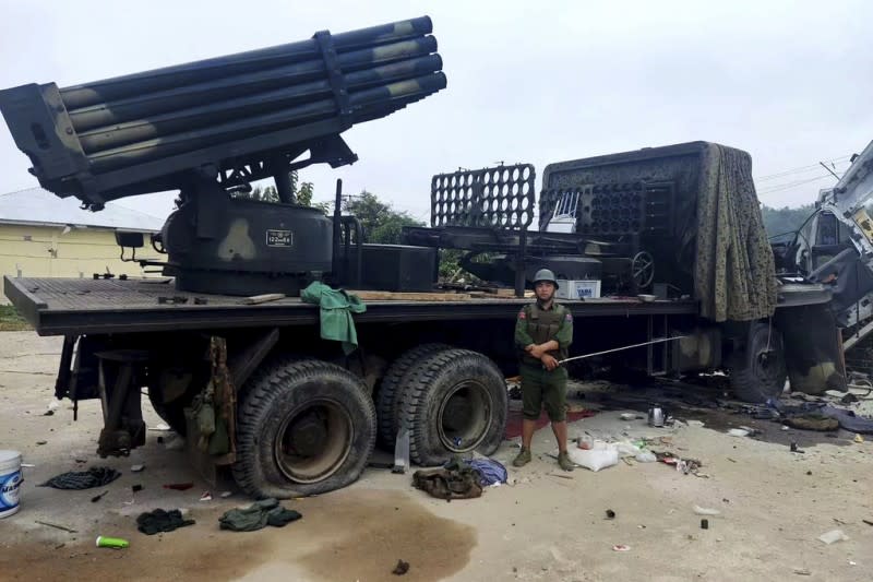 <cite>2023年11月12日，緬甸民族民主聯盟軍在撣邦與繳獲的火箭發射車合影。（美聯社）</cite>