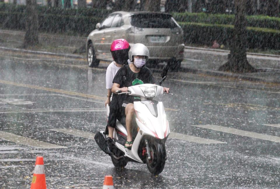 近日受到午後對流雲系發展旺盛的影響，各地下起豪大雨。   圖：張良一/攝