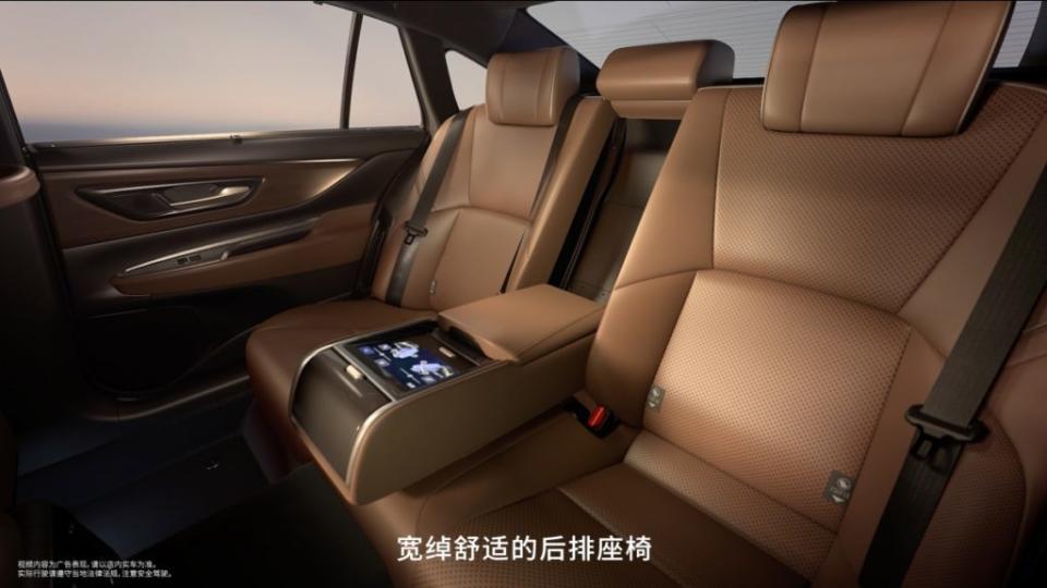 頂規Crown Sedan的後排兩側座位，還具備按摩功能。(圖片來源 / Toyota)