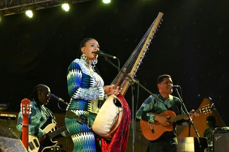 Gambian Sona Jobarteh performs at Abidjan's FEMUA music festival (Sia KAMBOU)