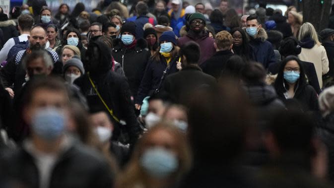 Pembeli memadati Oxford Street, jalan perbelanjaan tersibuk di Eropa, di London, Kamis (23/12/2021). Meskipun pandemi covid-19, salah satu pusat perbelanjaan di London tersebut begitu ramai menjelang Natal. (AP Photo/Frank Augstein)