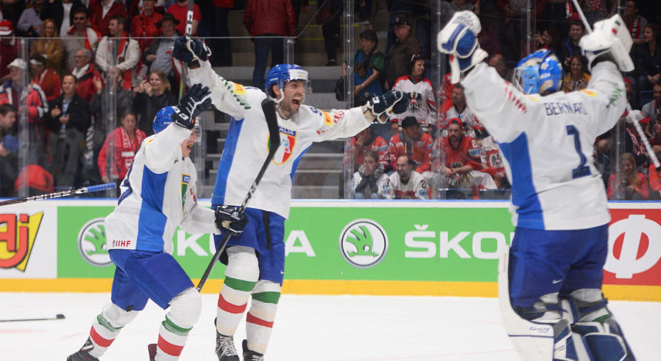 Italy celebrates their dramatic shootout win over Austria (VLADIMIR SIMICEK/AFP/Getty Images)