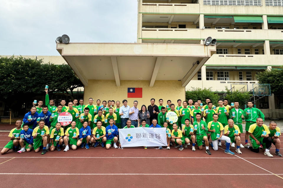 聯新國際醫院舉辦運動傷害講座，提高新明國中棒球隊選手對運動傷害的認識，並學習如何進行自我評估和正確處理。圖：聯新國際醫院提供