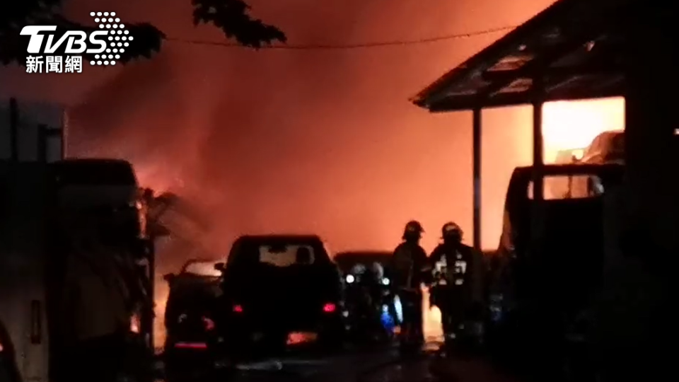 社子島火警焚毀70輛報廢汽機車。（圖／TVBS）