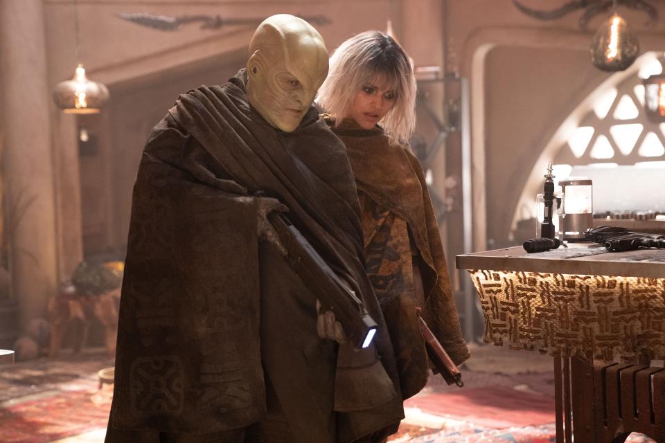 L-R: Elias Toufexis as L’ak and Eve Harlow as Moll in Season 5 of "Star Trek: Discovery".