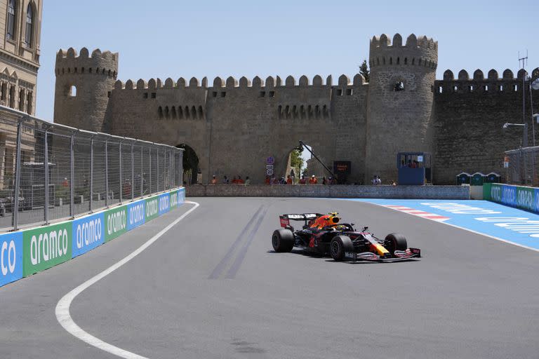 El piloto mexicano Sergio Pérez conduce su Red Bull durante la primera sesión de prueba para el Gran Premio de Azerbaiyán de la Fórmula Uno, en el circuito callejero de Bakú, Azerbaiyán