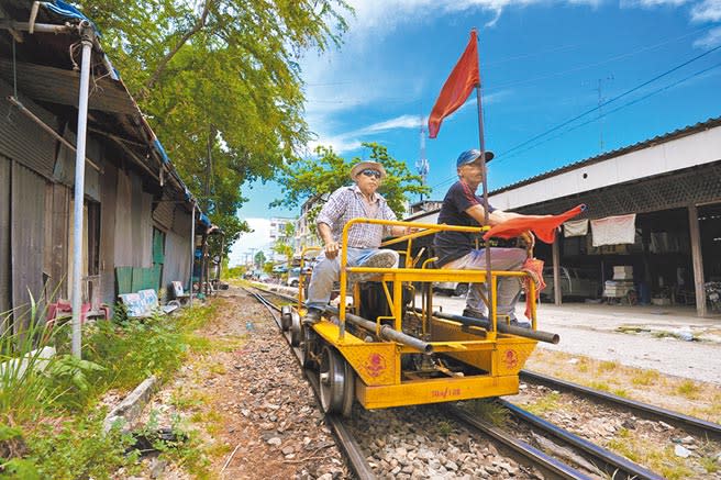 巡軌員在列車啟動前視察鐵路。（本報資料照片）