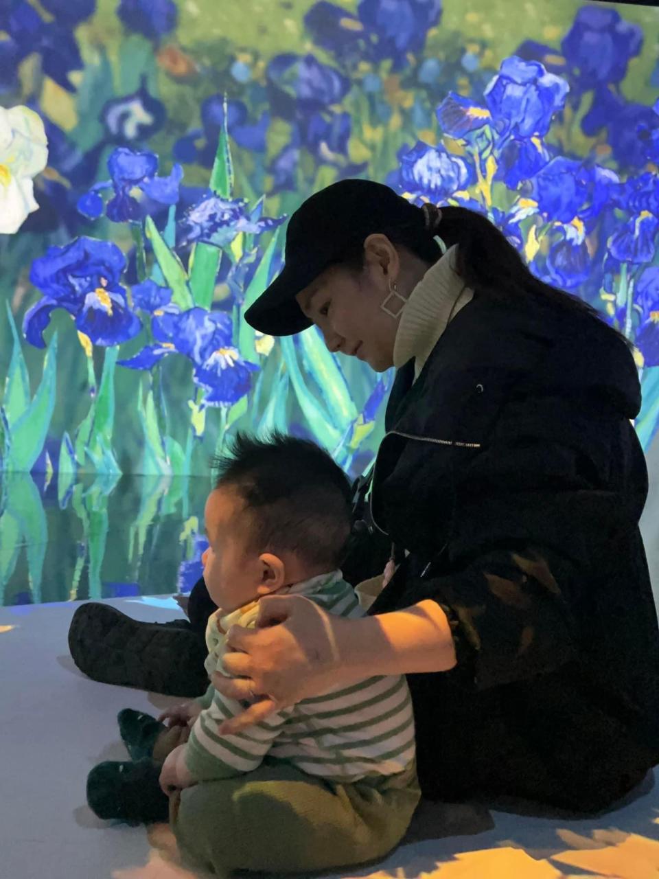  Selina帶著兒子一起去看藝文展覽。（翻攝自Selina臉書）