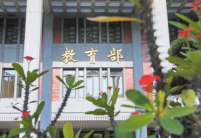 全台近期傳出有7所高中職使用亞昕公司的校務系統，因被駭客入侵導致學生個資暴露外洩風險，國民黨立委葉元之1日指出，教育部於3月12日、14日接獲亞昕公司通知，卻事隔半個多月才公布，倘若學生個資外洩遭惡意使用，教育部難辭其咎。（本報資料照片）