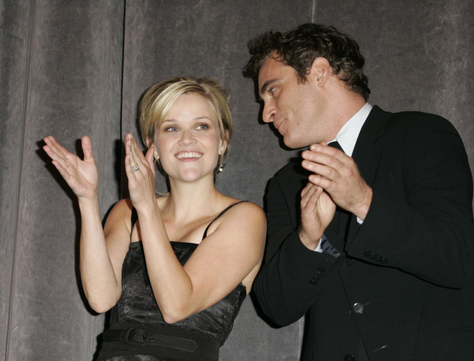 Aquí lo vemos en el 2005 presentando en el Festival de Toronto junto a Reese Witherspoon la película ‘En la cuerda floja’ (‘Walk the Line’, 2005). Aquel año el actor tuvo que pasar por una clínica de rehabilitación por sus problemas con el alcohol, una adicción que le ha acompañado durante buena parte de su vida. (Foto: J. Vespa / WireImage / Getty Images).