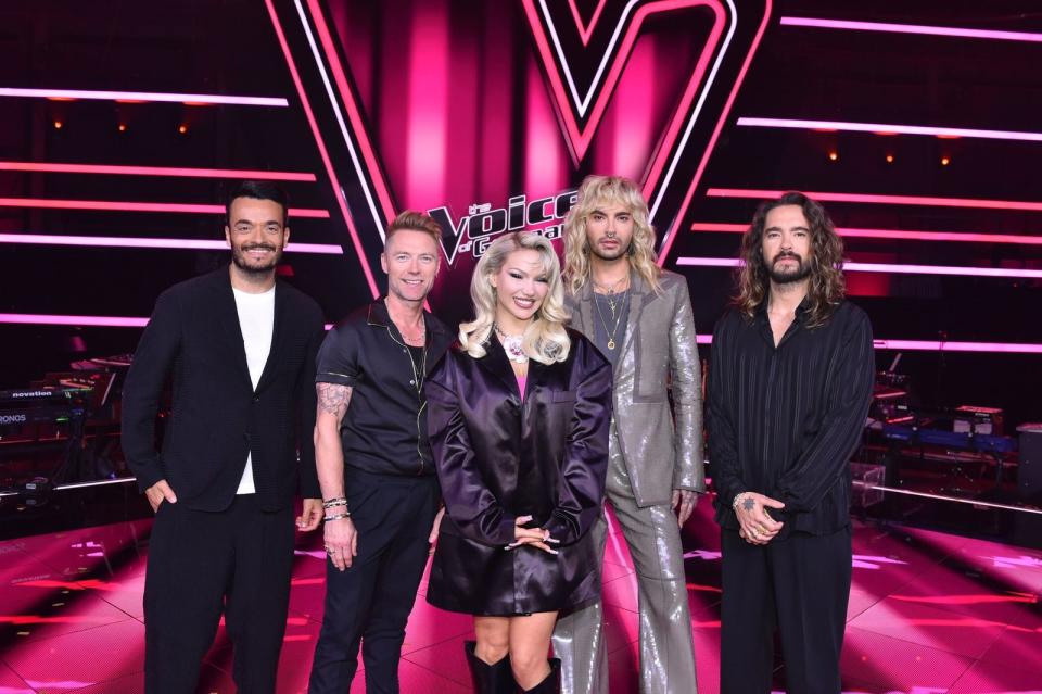 Die komplett neue Jury bei "The Voice of Germany" (von links: Giovanni Zarella, Ronan Keating, Shirin David sowie Bill und Tom Kaulitz. (Bild: ProSieben / SAT.1 / André Kowalski)